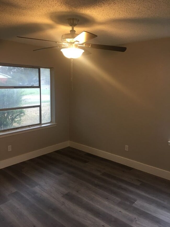 Building Photo - 3160 Chatsworth Dr
