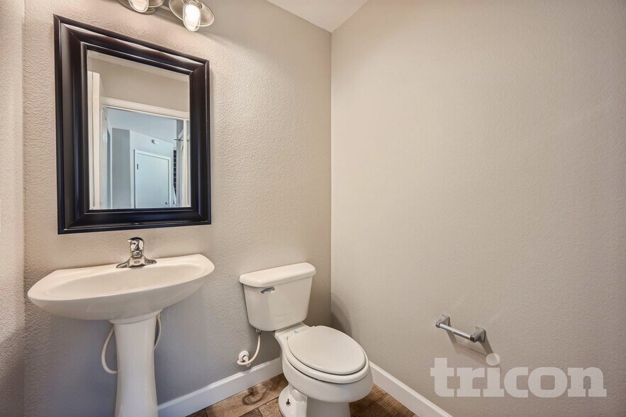 Building Photo - 1098 E Kelsi Ave