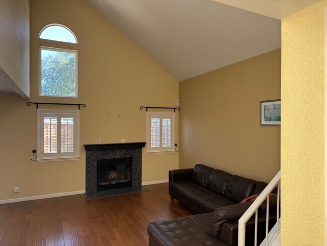 Building Photo - Beautiful 3bd/2.5 bath Townhome