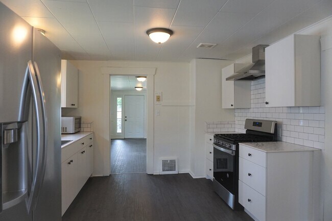 Building Photo - Centrally Located 3-bedroom, 1-bathroom in the Columbia Neighborhood.