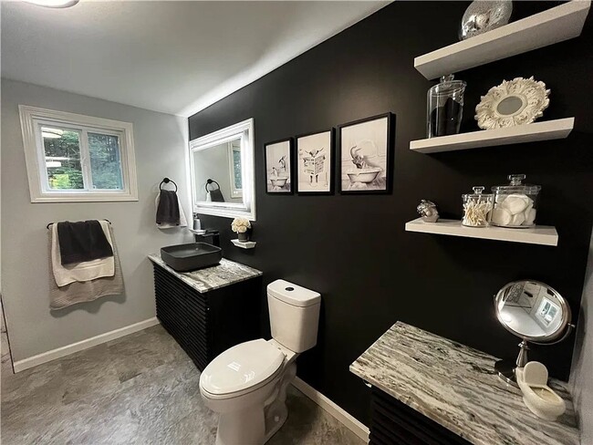 Building Photo - 4 bedroom 2 Bathroom Luxury Rental!