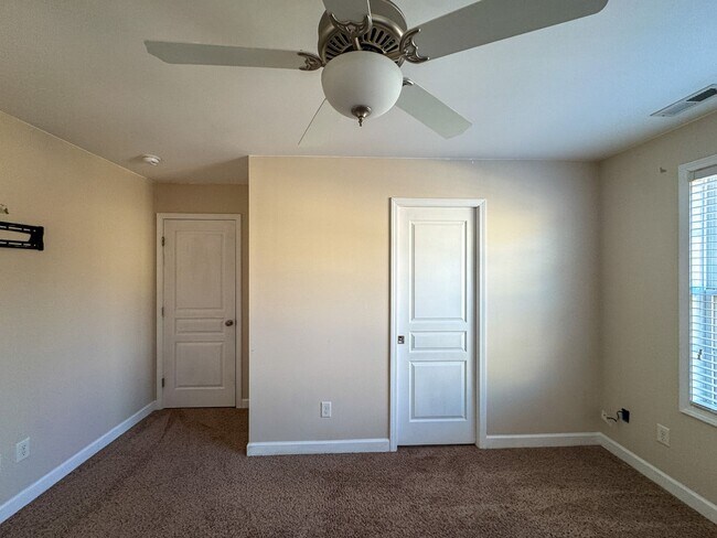 Building Photo - Lovely 3 Bed 2.5 Bath Home with Community Amenities