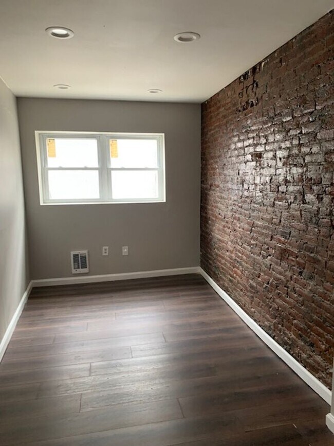 Building Photo - 2231 Ann St