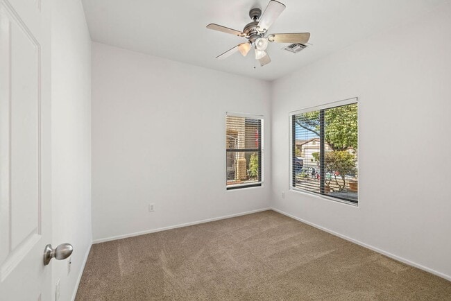 Building Photo - 3 Bedroom Home Located in Sycamore Park