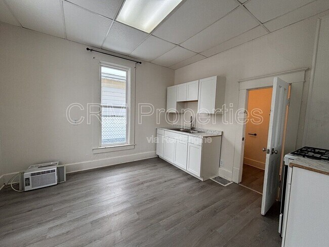 Building Photo - 1039 S Washington St