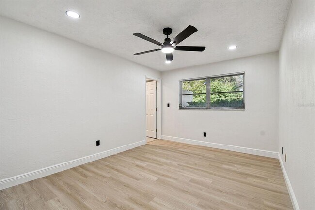 Building Photo - 970 Rolling Hills Dr