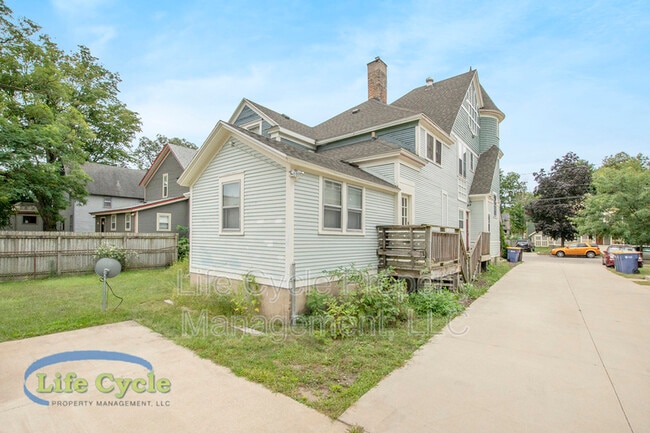 Building Photo - 250 Henry Ave SE