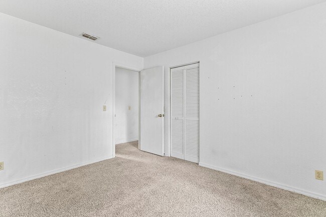 Building Photo - Annual ** 4 Bed / 3 Bath Single Family Hom...