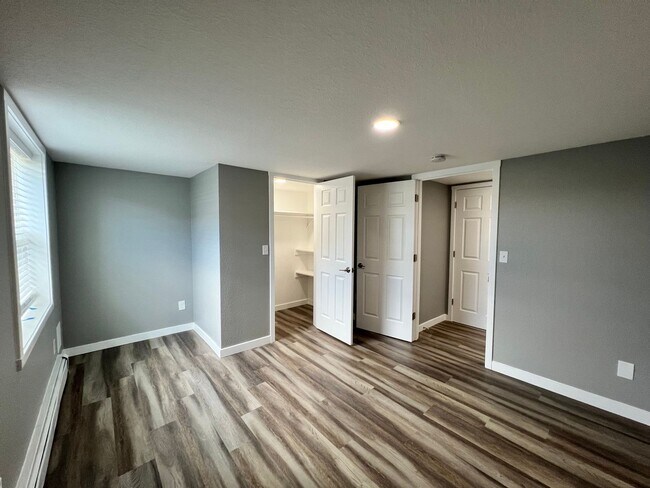 Building Photo - Spacious 3 Bedroom Apartment Near UNC with A/C