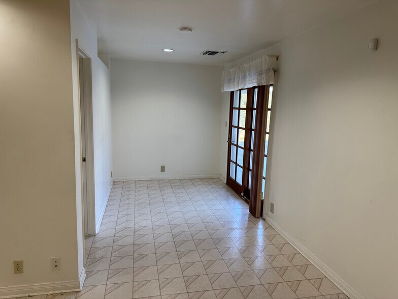 Building Photo - 10201 Oak Park Ave