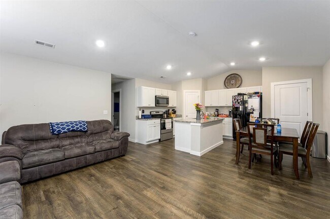 Building Photo - 1827 E 69th Ct N