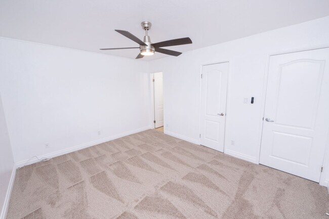 Building Photo - 2BR/1.5BA Condo! 2 parking spaces