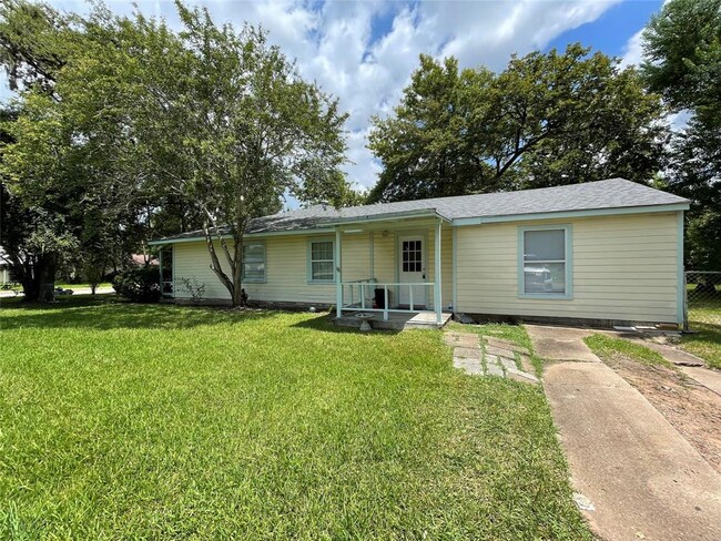 Building Photo - 302 Acacia St
