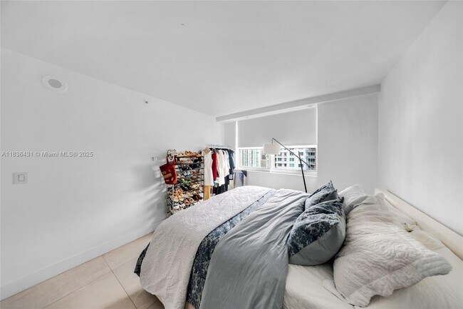 Building Photo - 1155 Brickell Bay Dr