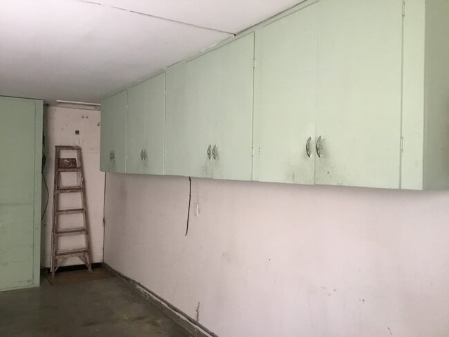 Building Photo - Super Cute..1607 sq. ft 3 Bedroom, 2.5 bat...