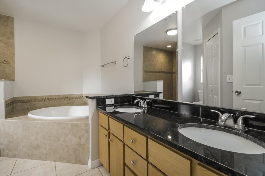 Building Photo - 13710 Glasser Ave