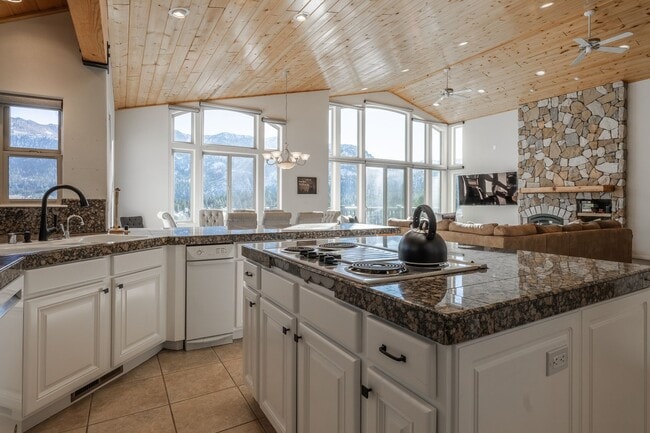 Building Photo - Mountain View Haven