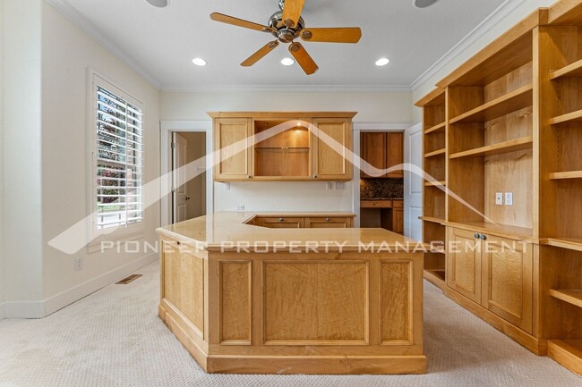 Building Photo - Gorgeous Home with Central AC and Washer/Dryer