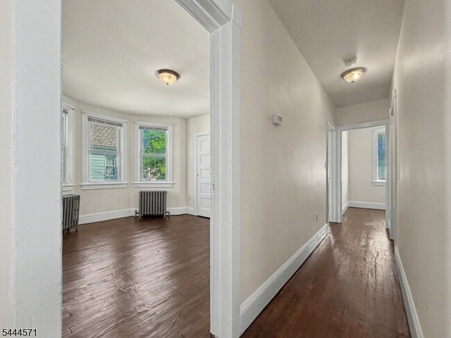 Building Photo - 372 Prospect St