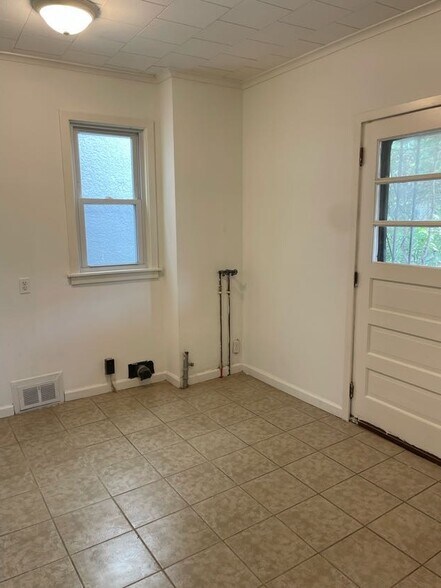 Building Photo - 611 Crown Ave