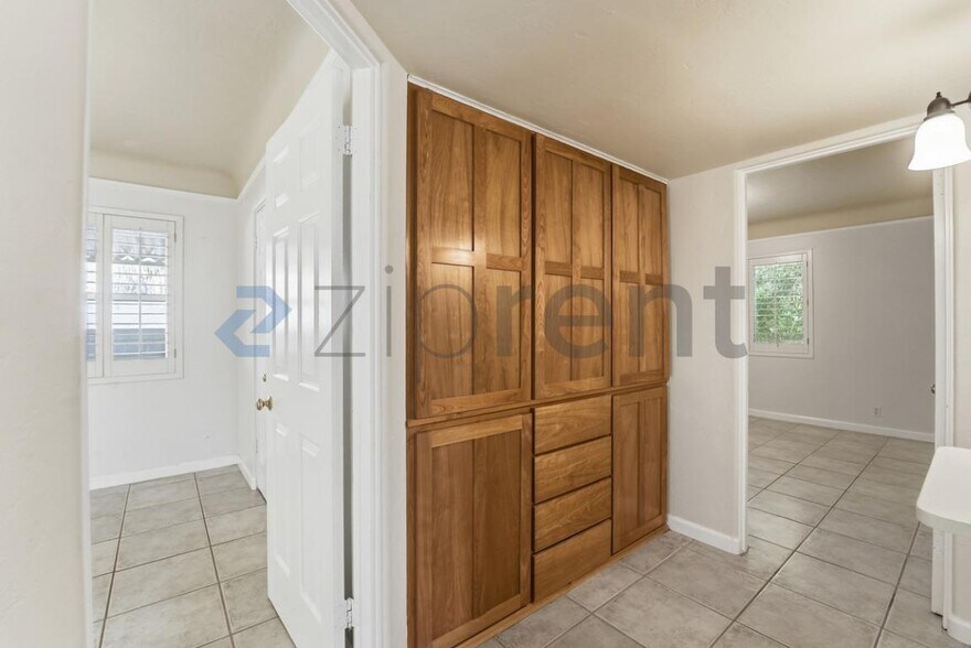 Building Photo - Unit