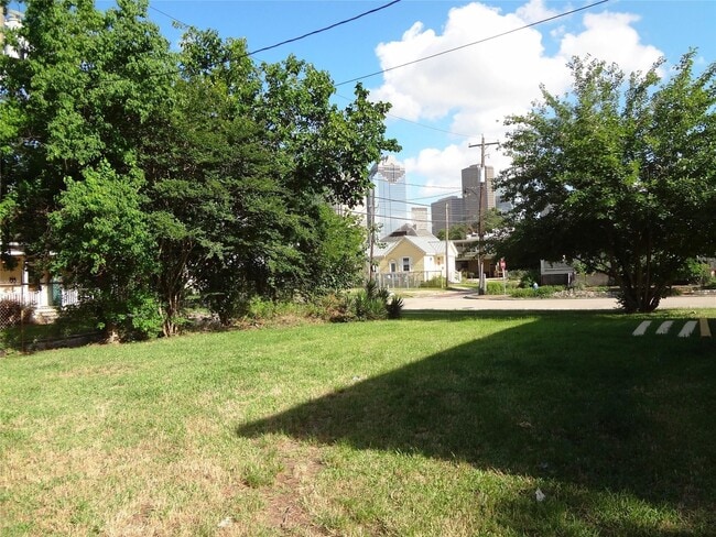 Building Photo - 811 Sabine St