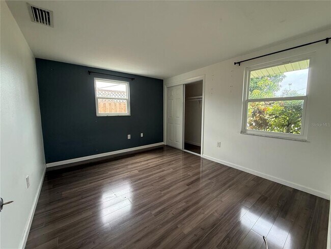 Building Photo - 3211 Mayflower St