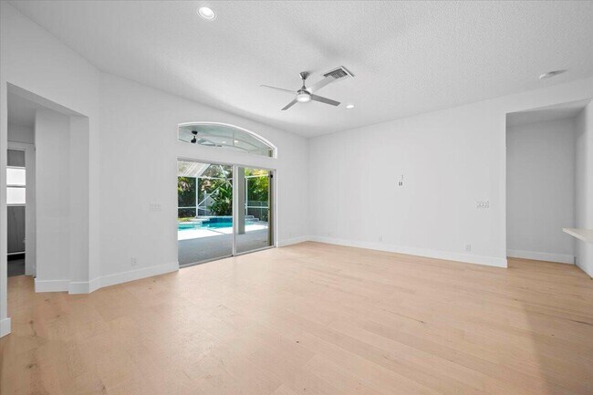 Building Photo - 204 Clocktower Dr