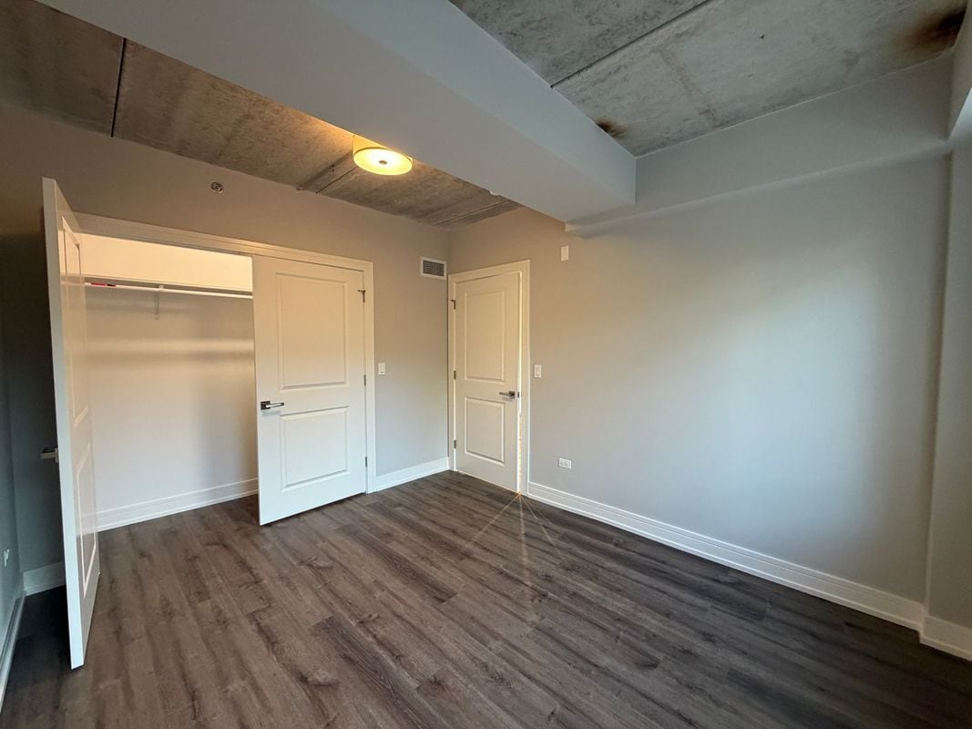 Building Photo - 952 W Carmen Ave