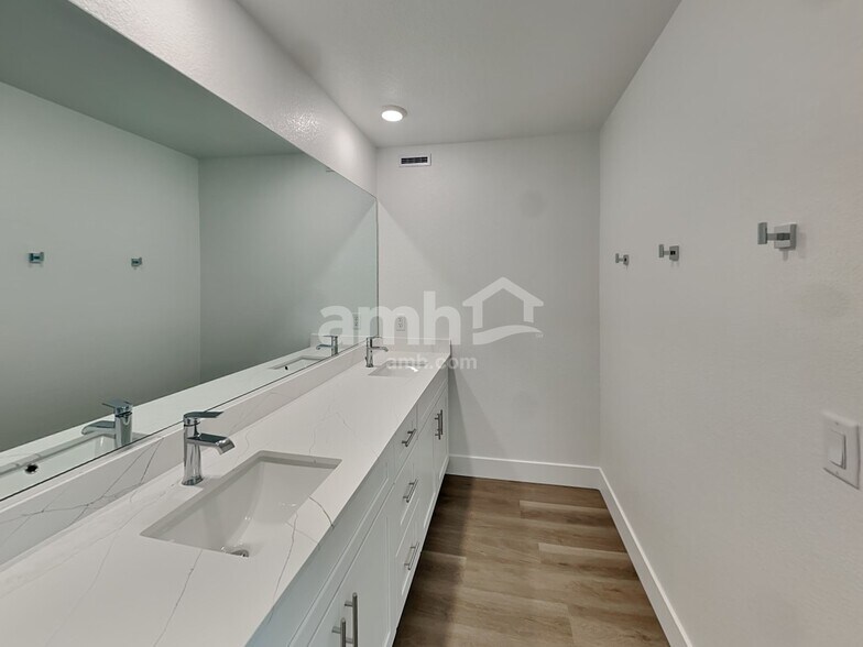 Building Photo - 6449 Marthas Vineyard Ave