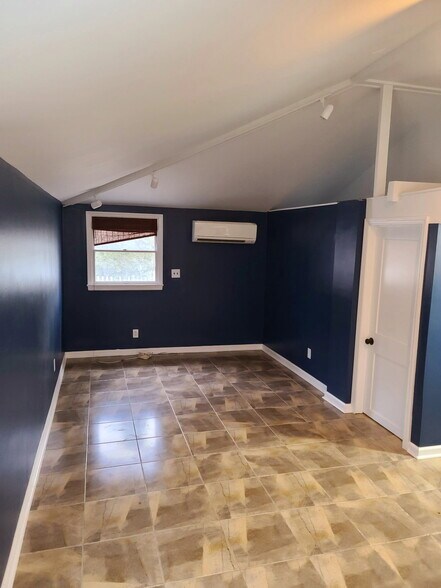 Building Photo - 133 N Country Rd