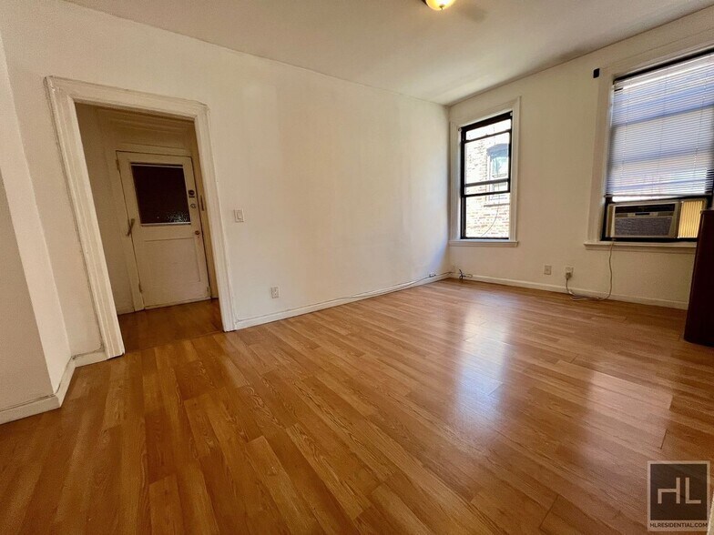 Building Photo - 2-Bedroom 1-Bathroom in an amazing Astoria  Location