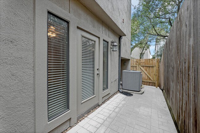 Building Photo - 2414 Dorrington St