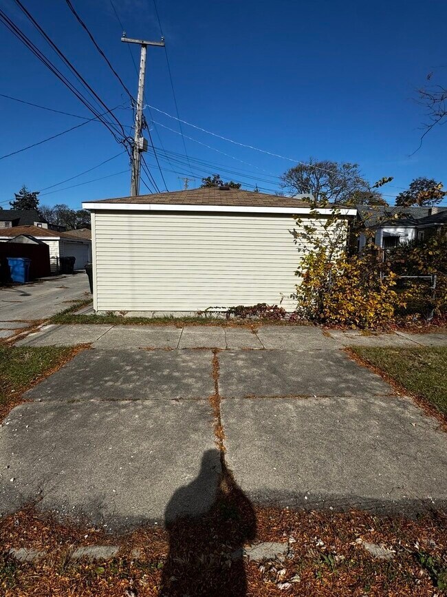 Building Photo - 9556 S Forest Ave