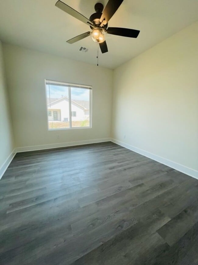 Building Photo - 1638/40 Hickory Creek