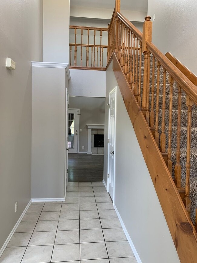 Building Photo - Spacious 4-bedroom home offers an easy com...