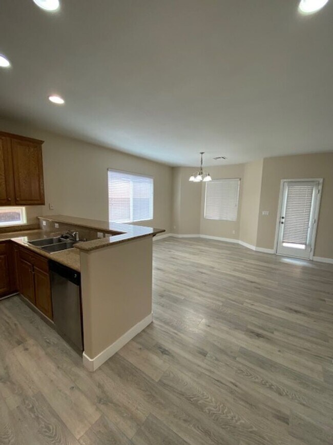 Building Photo - 3 bedroom home in Sky Ridge