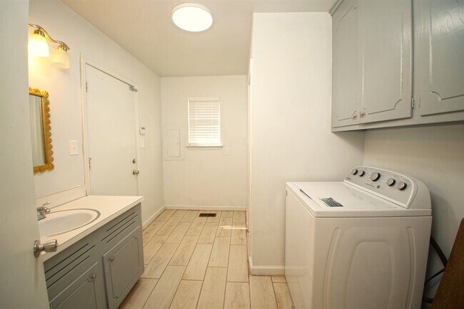 Building Photo - 5105 S Kingston Ave