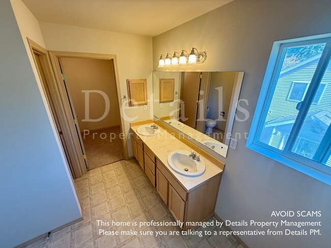 Building Photo - Large 3+ Bedroom Home in Port Orchard w/New Carpet & Paint