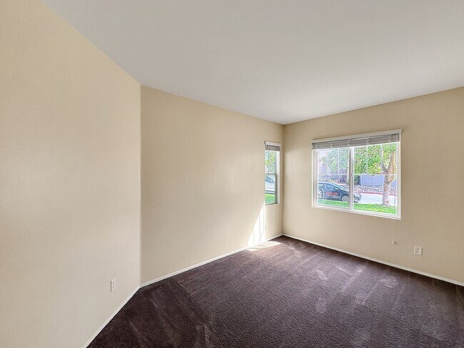 Building Photo - Beautiful 4B/3BA house w/ large backyard i...