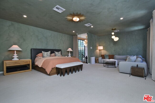 Building Photo - 5005 Los Feliz Blvd