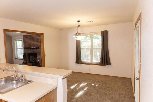 Building Photo - 304 Eccell Ct