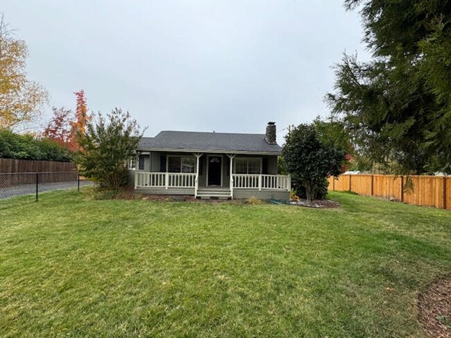 Primary Photo - 2 bedroom 1 bath for Rent in Grants Pass