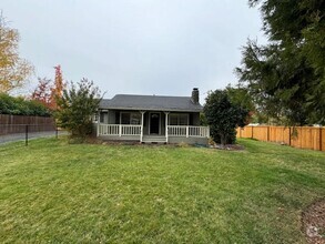 Building Photo - 2 bedroom 1 bath for Rent in Grants Pass