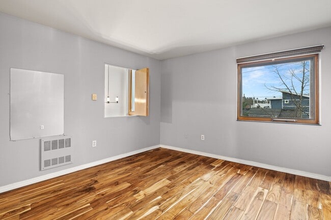 Building Photo - 2 BR 2 BA Townhome in North Tabor- 3 Levels!