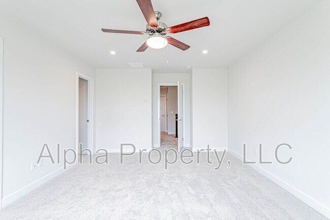 Building Photo - 127 Roseridge Dr