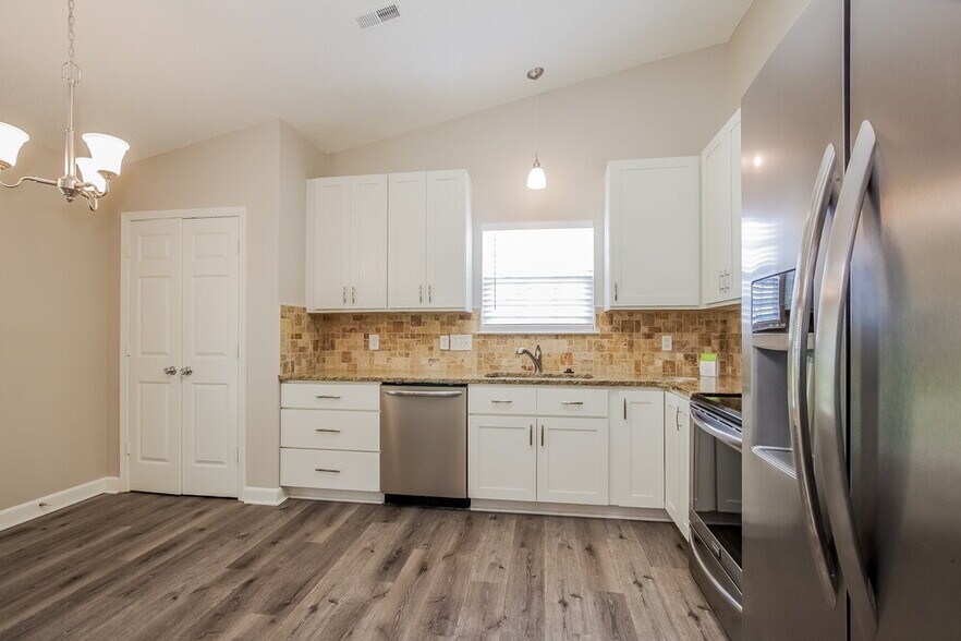 Building Photo - 533 River View Dr