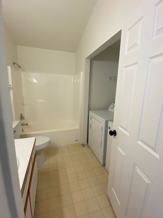 Building Photo - Large 3 bedroom, 2.5 bath duplex-just upda...