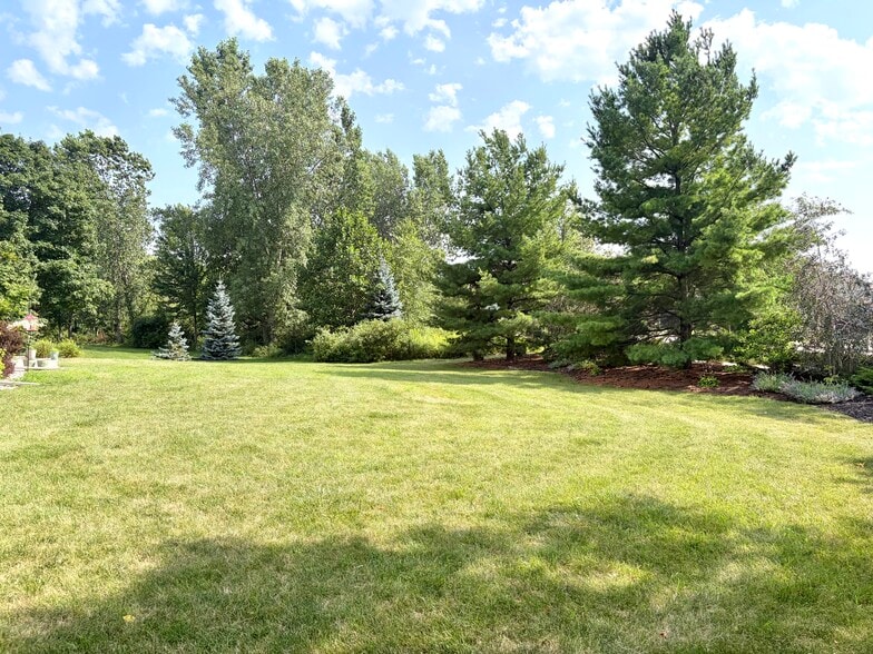 Building Photo - 2701 E Glenhurst Ln