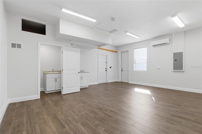 Building Photo - 810 W Whatley Pl